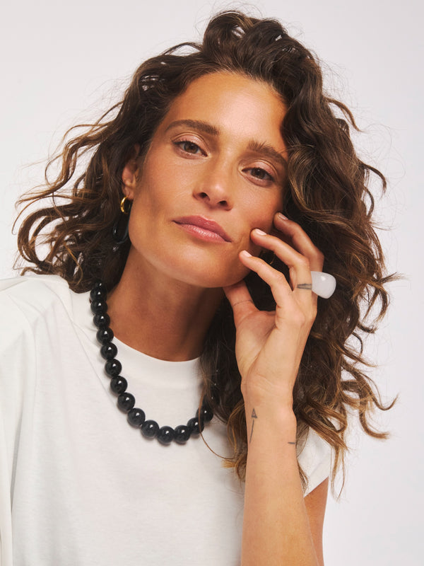 Perles noires éclaboussées