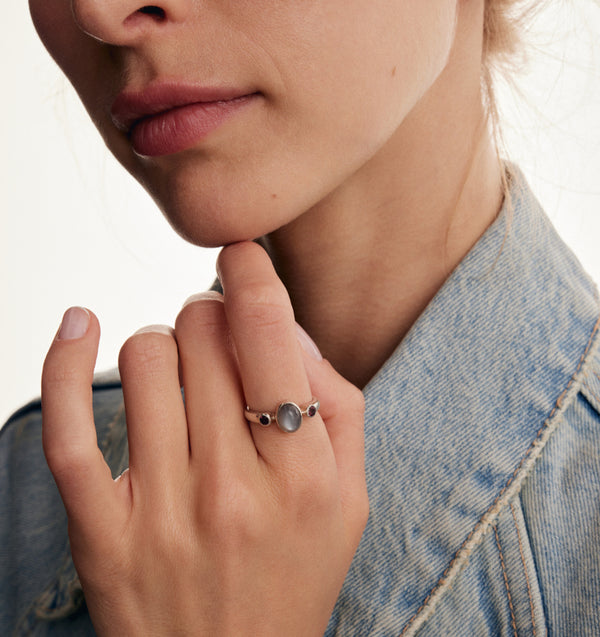 Bague en argent avec pierre de lune grise bonbon