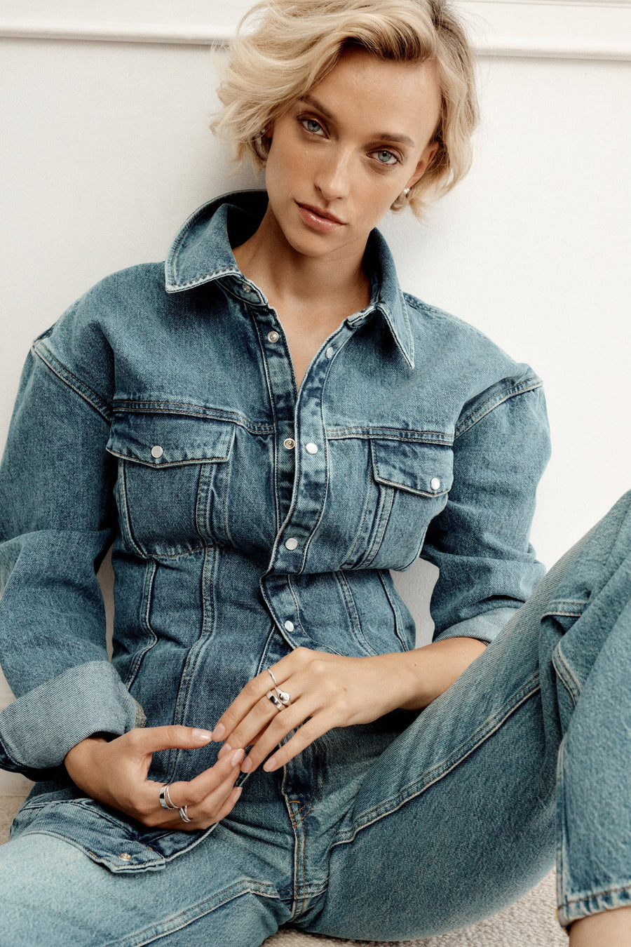 Modelka w denimowej stylizacji z biżuterią ESSENTIALS