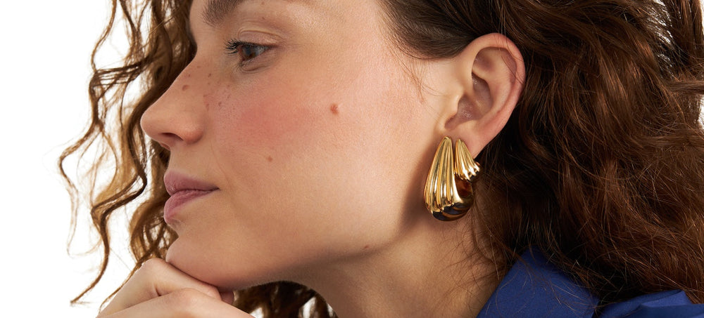 Quels bijoux choisir pour une robe à col montant ? Nos conseils
