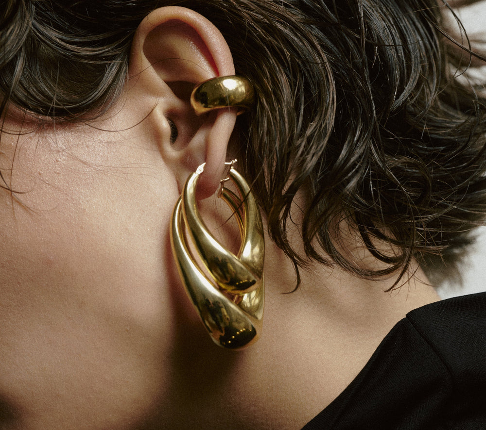 Plusieurs boucles d’oreilles sur une oreille : tendances, inspirations et comment les combiner