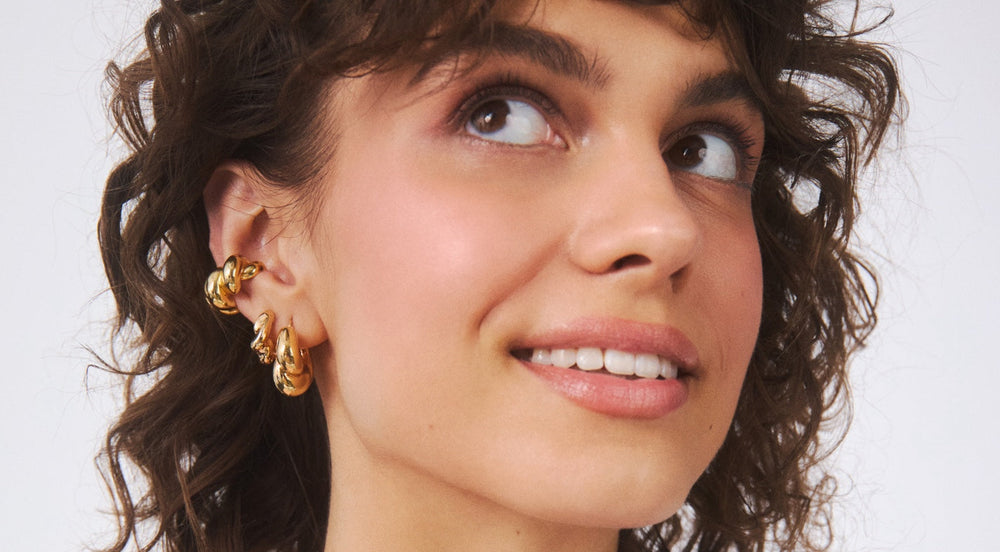 Que donner à un ami : un collier, un bracelet ou peut-être une bague ?