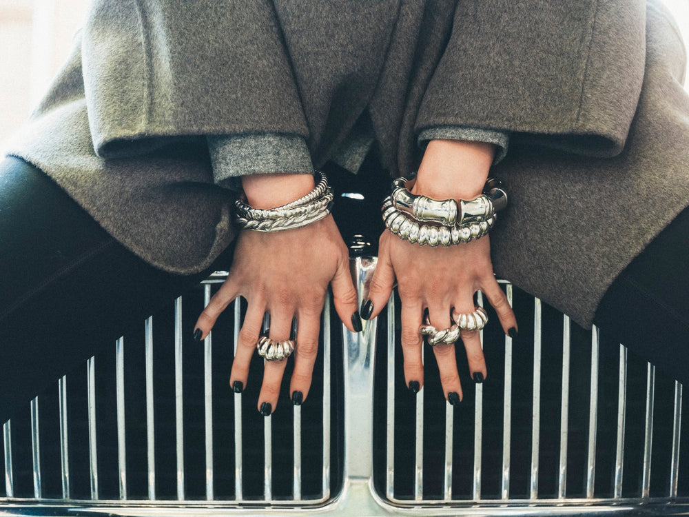 Tendances bijoux repérées lors des Fashion Weeks de New York et de Milan : les tendances les plus importantes à suivre
