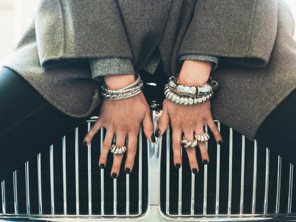 Trendy biżuteryjne z Fashion Week w Nowym Jorku i Mediolanie – najważniejsze trendy, o których warto przeczytać