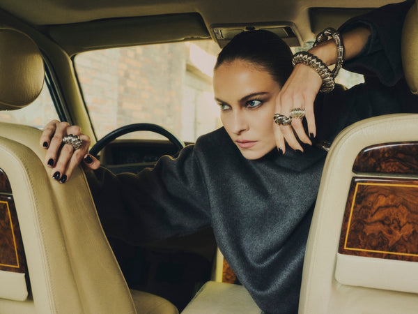 Jak dobrać biżuterię do swetra? Praktyczny poradnik od Berries