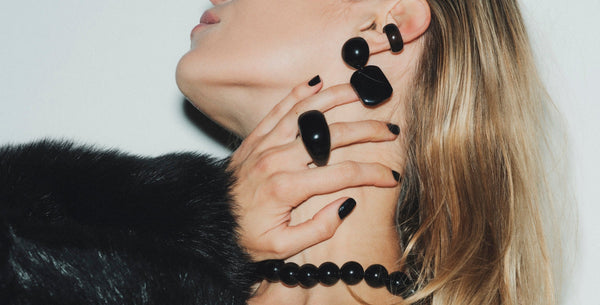 Dark romance / gothic glam – jak okiełznać gotycką estetykę z pomocą biżuterii?