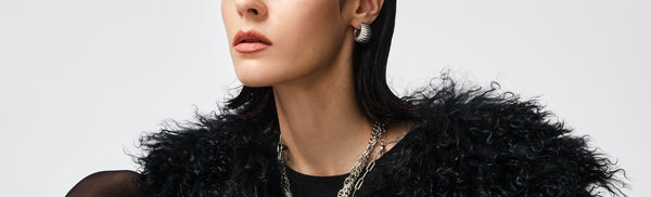 modelka w stylizacji z biżuterią sylwestrową