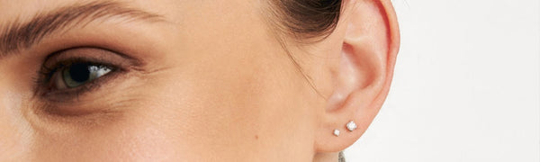 drobne kolczyki jako uzupełnienie cekinowej stylizacji