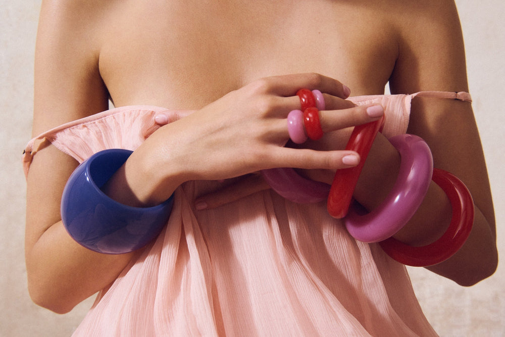 Comment assortir des bijoux à une robe couleur poudrée – accessoires tendance pour votre tenue de Berries
