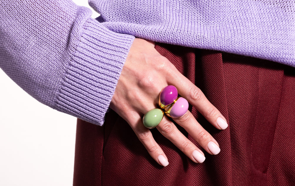 Comment associer bijoux et couleurs ? Des associations de couleurs tendance et affirmées.