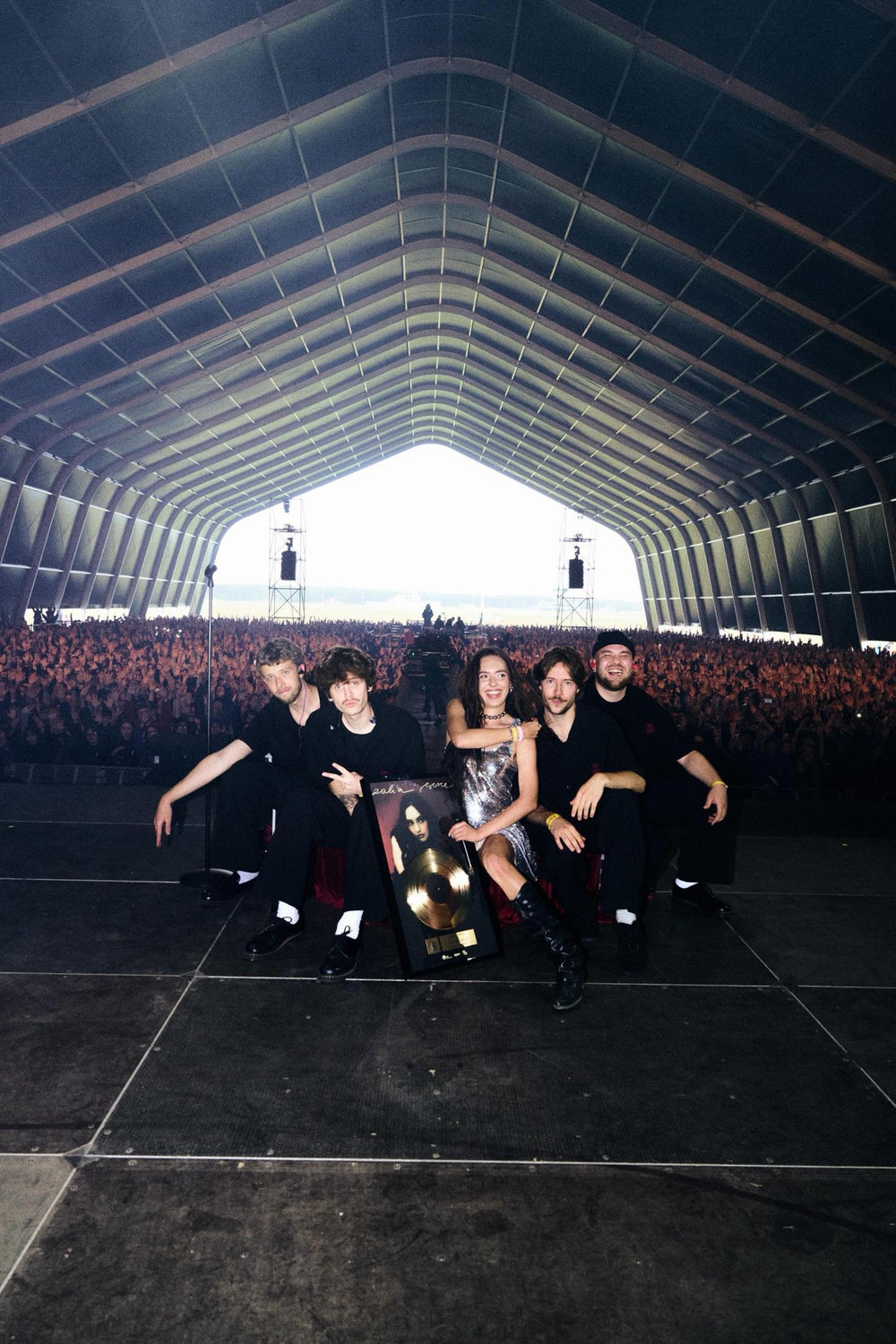Open'er Festival 2026: Zalia podbija Tent Stage i świętuje Złotą Płytę w spektakularnym looku od Berries!