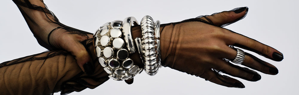 Comment porter un bracelet et une montre ? Nos conseils de style