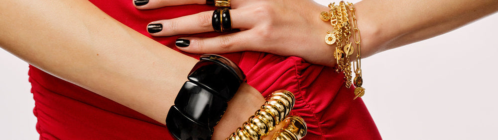 Bijoux pour une robe rouge – quels accessoires assortissent une tenue rouge ?