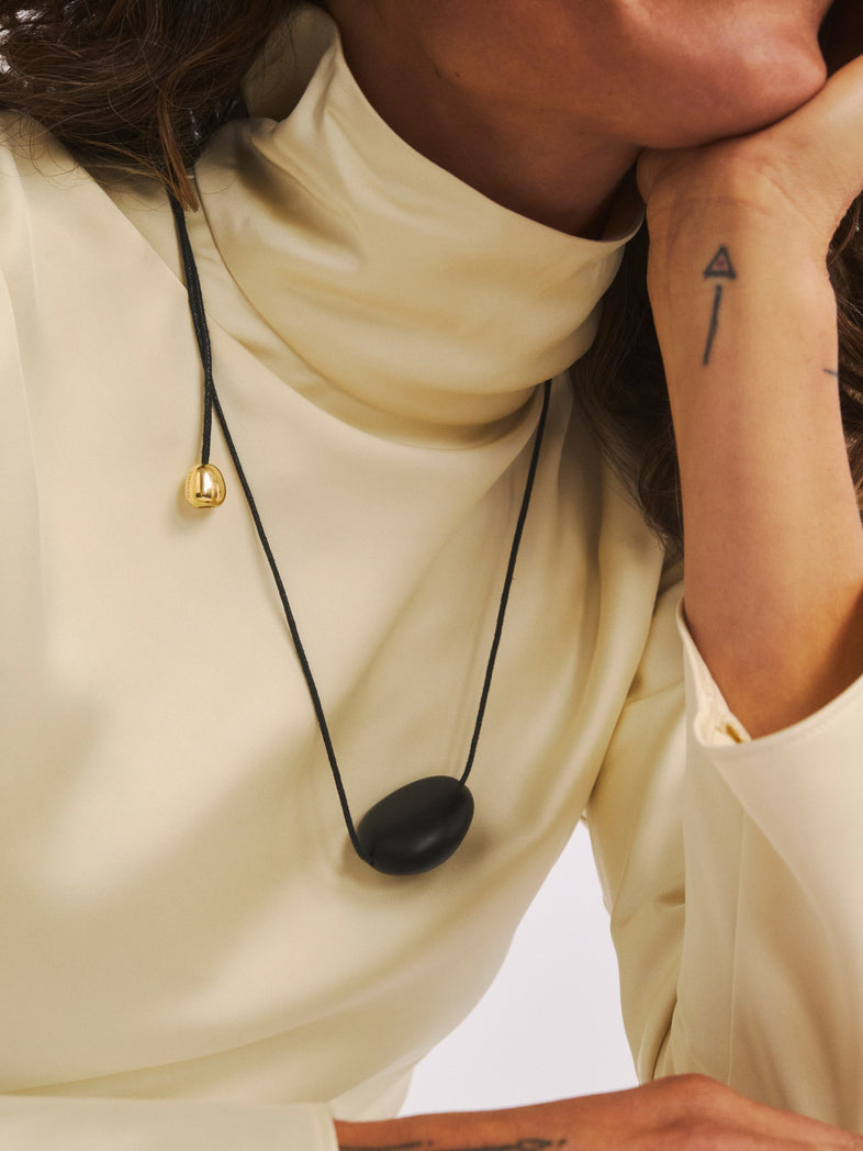  Collier long avec pendentif noir 1 