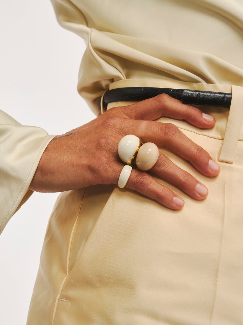  Petite bague plaquée or avec émail blanc 1 