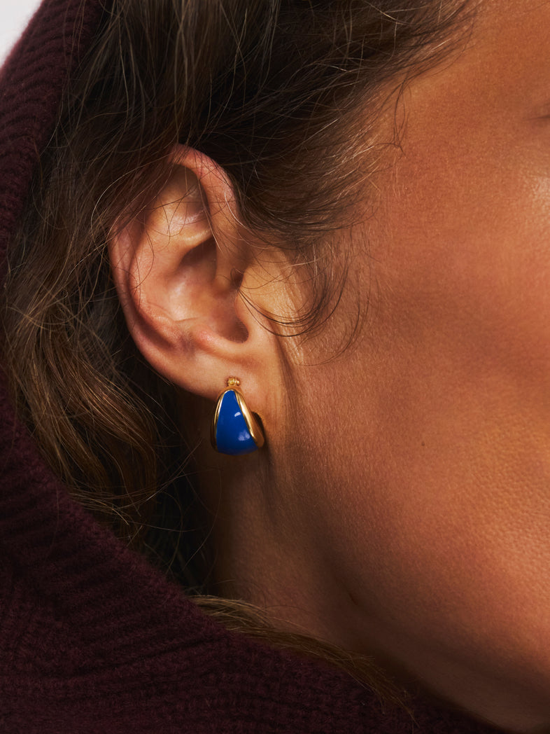  Petites boucles d'oreilles plaquées or avec émail bleu marine 1 