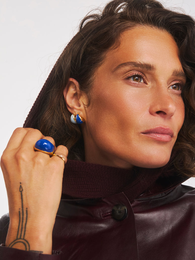  Petites boucles d'oreilles plaquées or avec émail bleu marine 2 