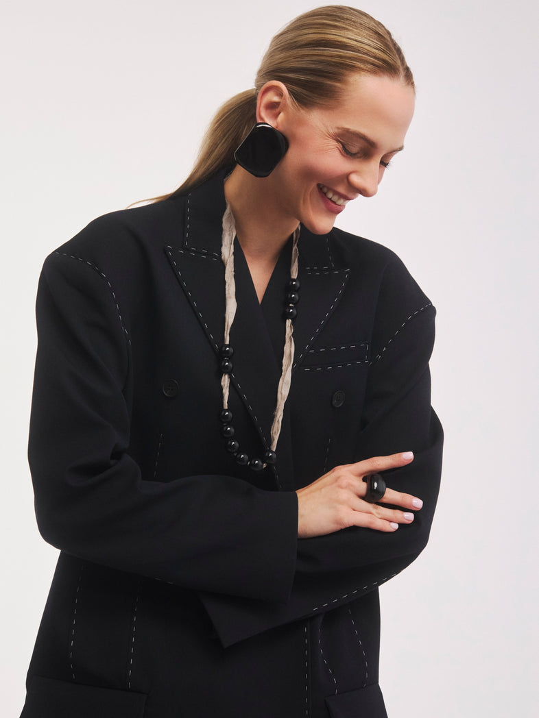  Perles de résine noires sur un ruban beige 4 
