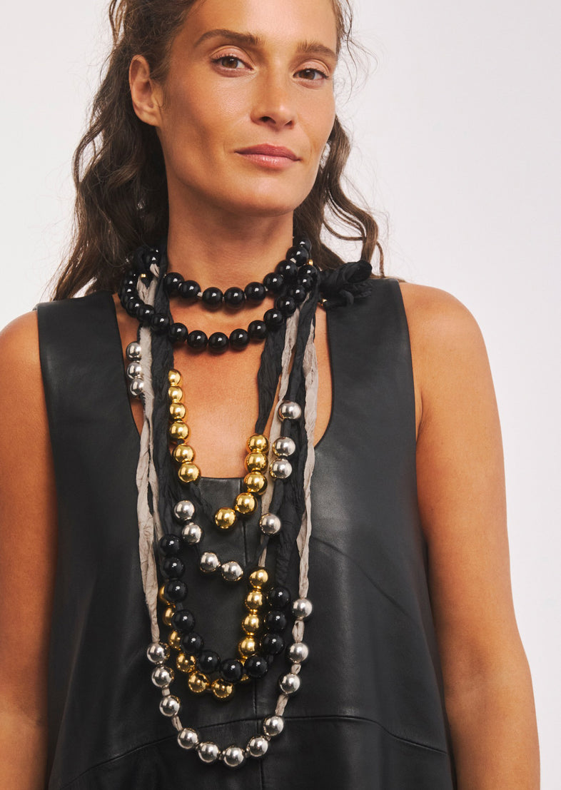  Perles de résine noires sur un ruban noir 4 