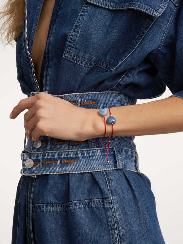 Delikatna bransoletka na nylonowym sznurku z sercem z niebieskiego opalu