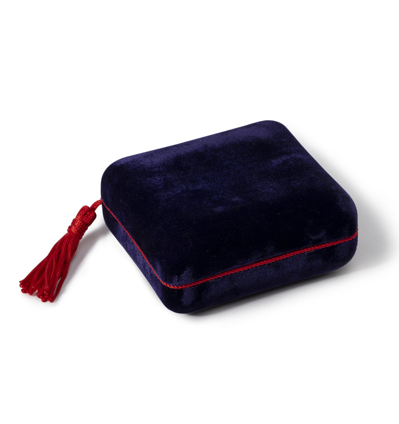  Case for storing jewelry  2 