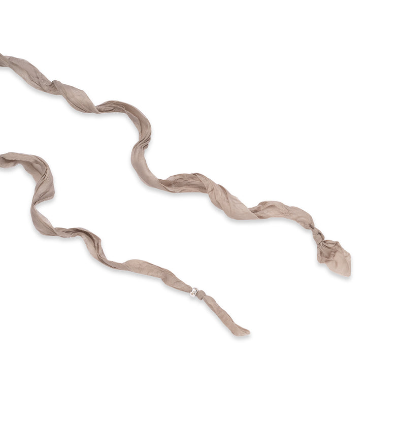  Perles de résine noires sur un ruban beige 3 
