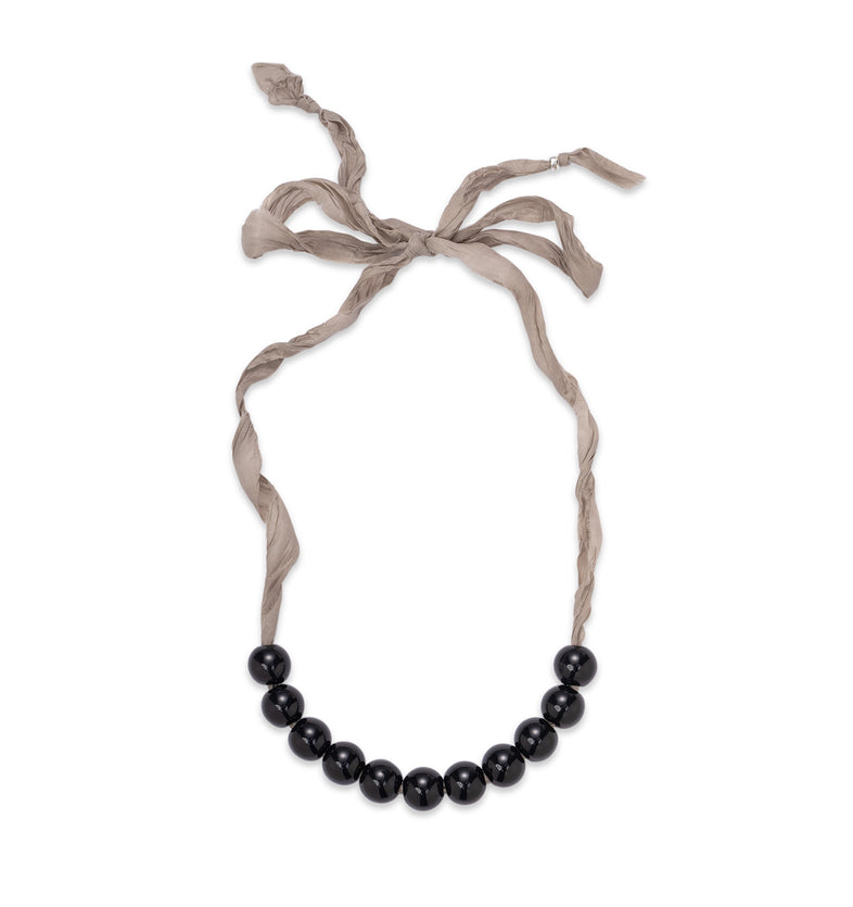  Perles de résine noires sur un ruban beige 2 