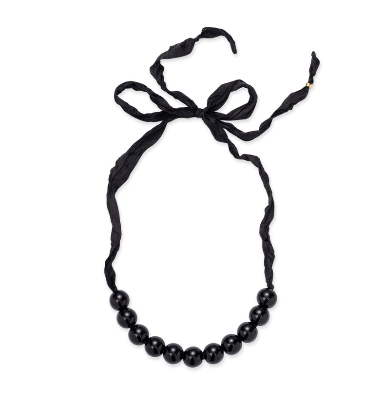  Perles de résine noires sur un ruban noir 2 