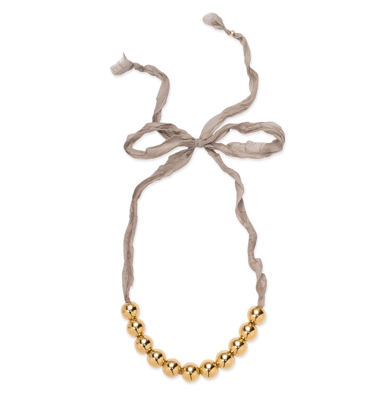  Perles de résine dorées sur un ruban beige 2 