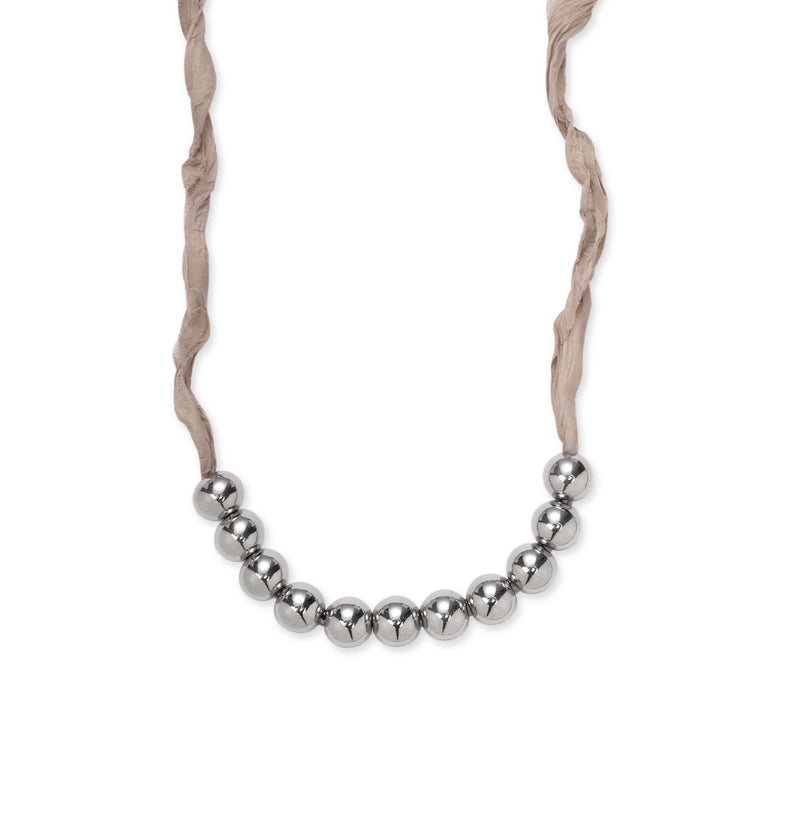  Perles de résine argentées sur un ruban beige 