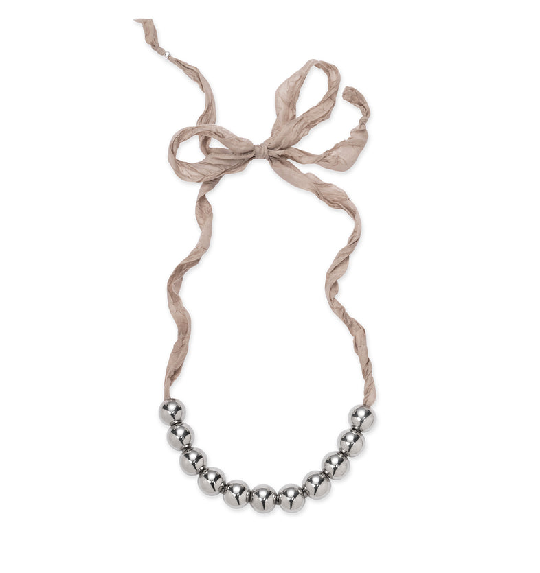  Perles de résine argentées sur un ruban beige 2 