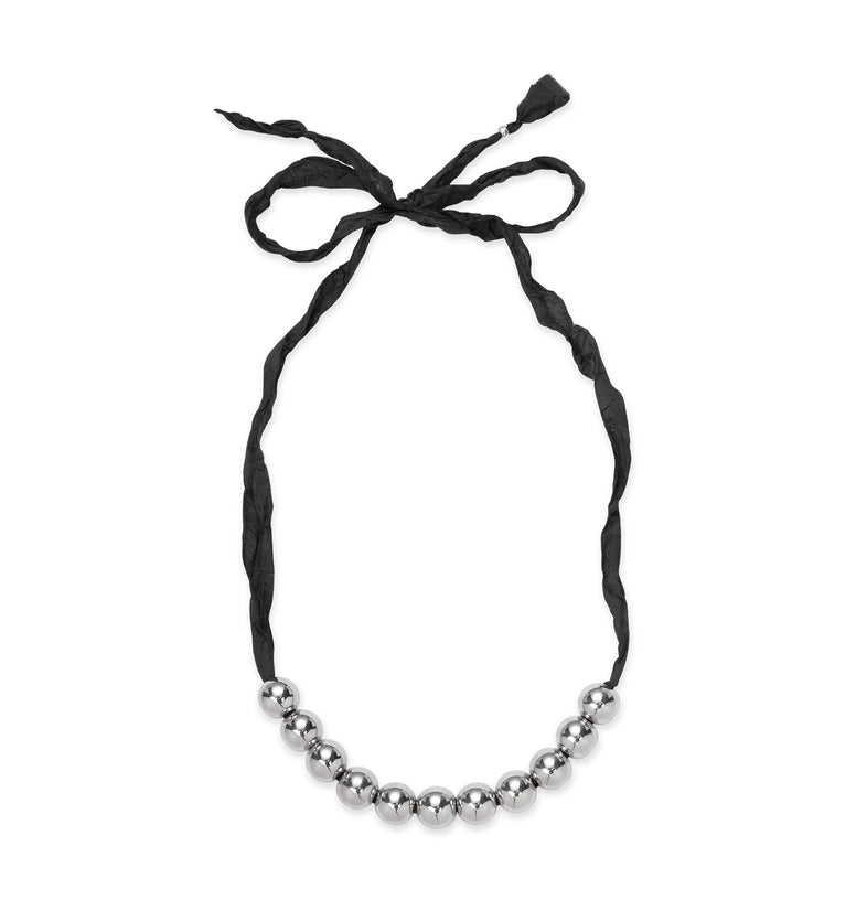  Perles de résine argentées sur un ruban noir 2 