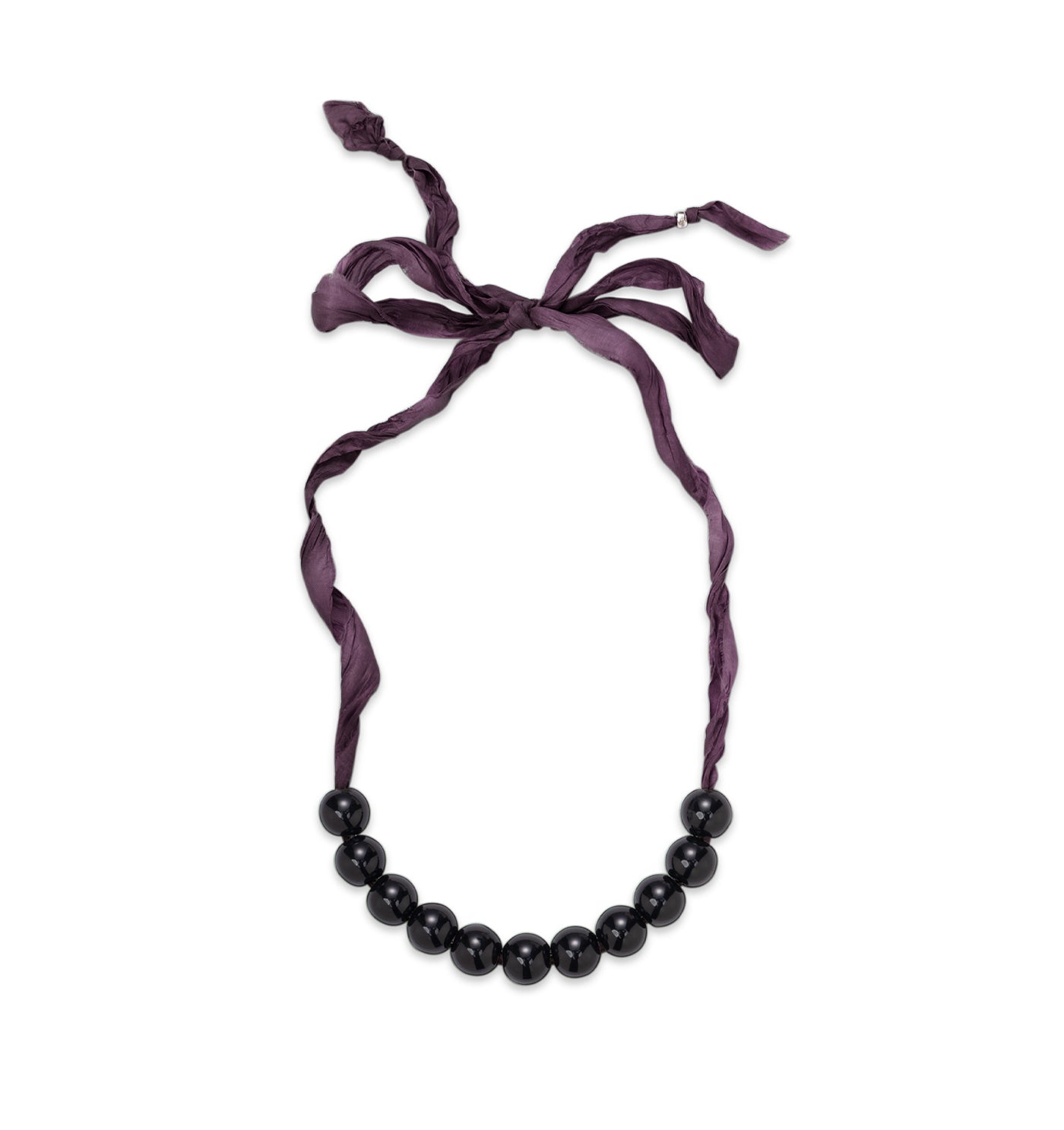 Des perles noires en résine sur un ruban bordeaux 1