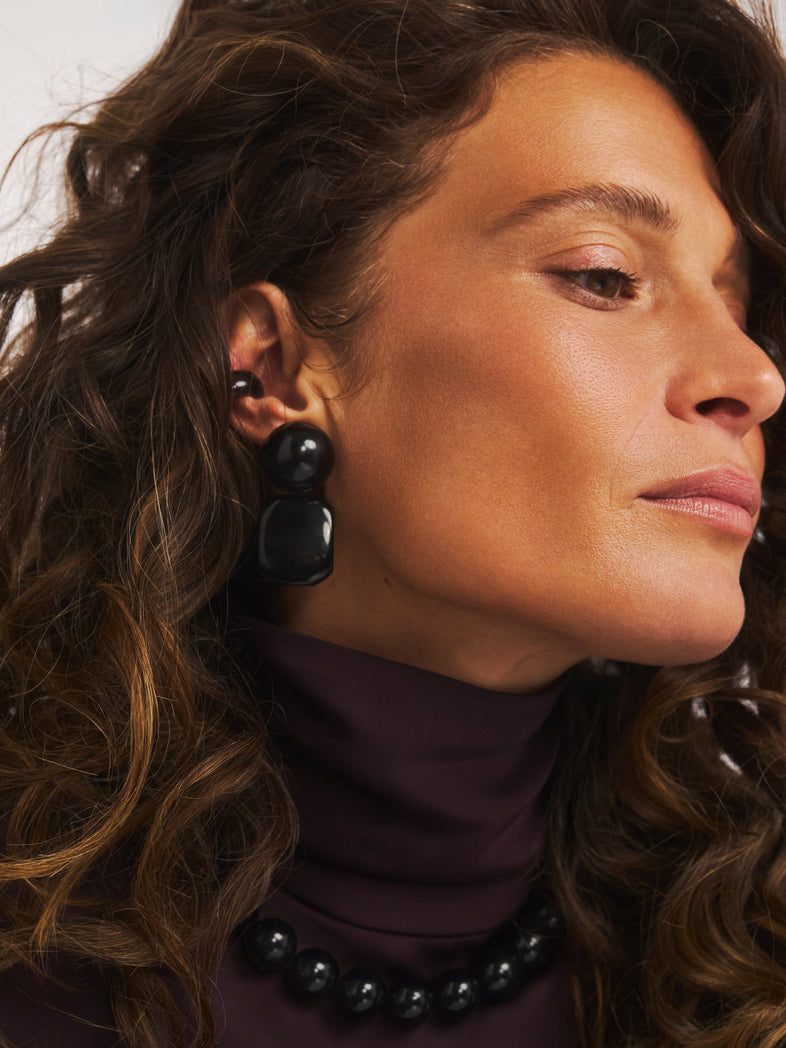  Czarne kolczyki klipsy z żywicy Noir - geometryczne i lekkie, świetne do pracy i na co dzień w secie z nausznicą i koralami 