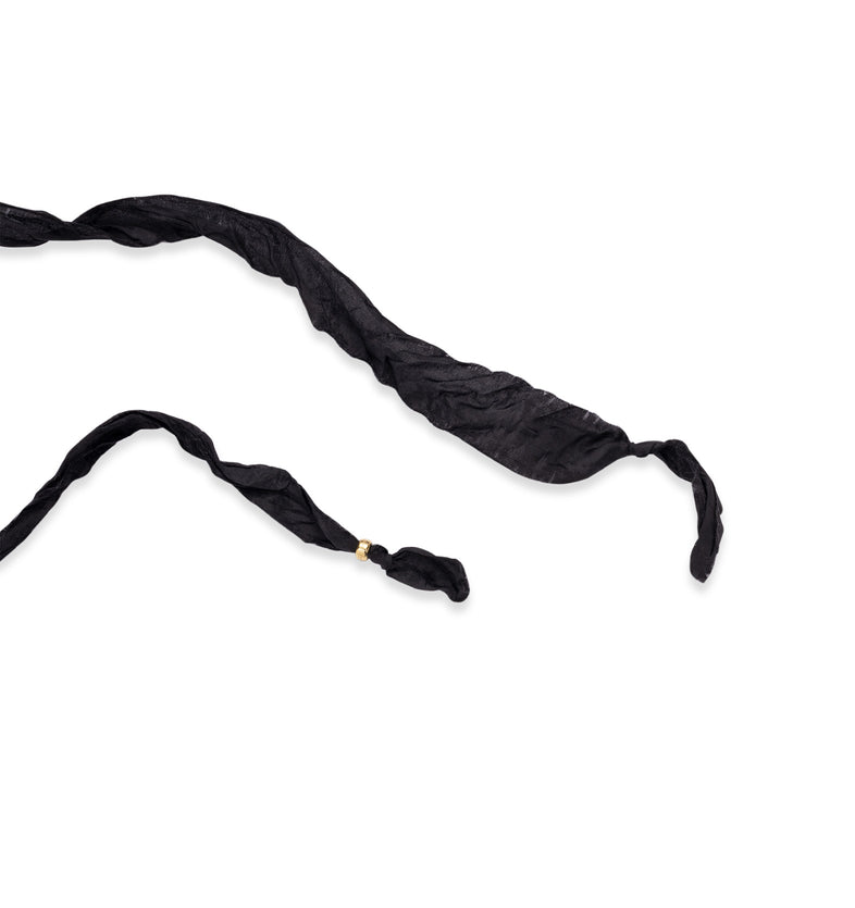  Czarne korale z żywicy na czarnej wstążce - zakończenie wstążki 