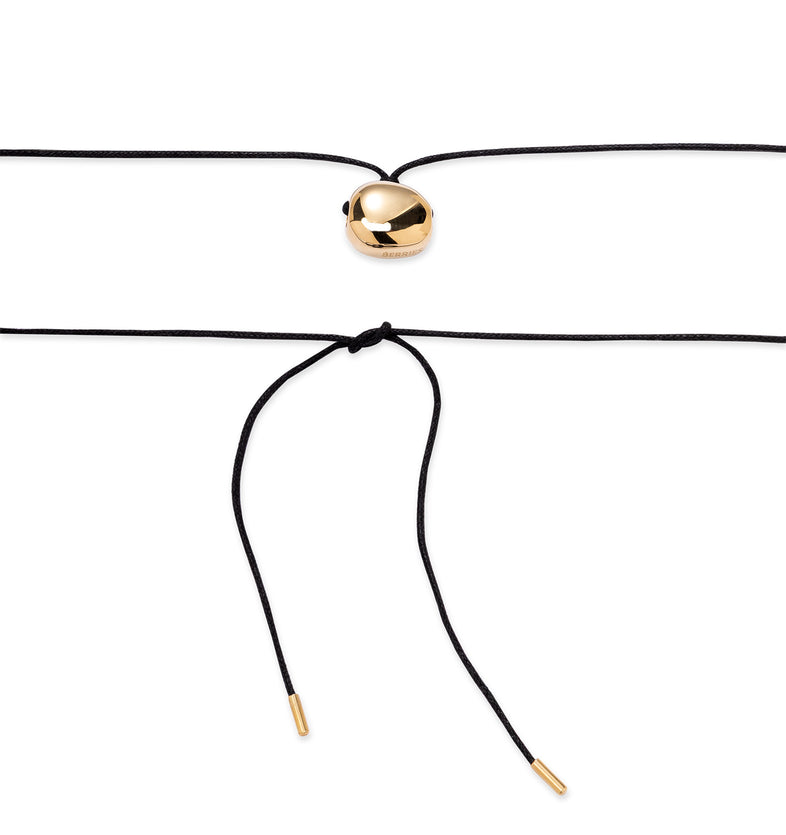  Naszyjnik na bawełnianym rzemyku z pozłacaną kulką Pesto Knot - widok na wersję zawiązaną 