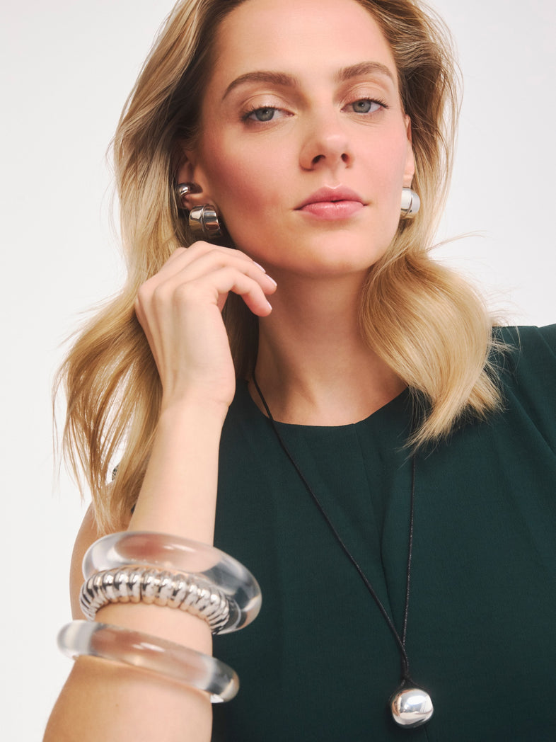  Naszyjnik na bawełnianym rzemyku ze srebrną kulką Pesto Knot w zestawie z srebrnymi podwójnymi kolczykami, naucznicą i zestawem bransoletek z przezroczystej żywicy i w ryflowanym srebrze 