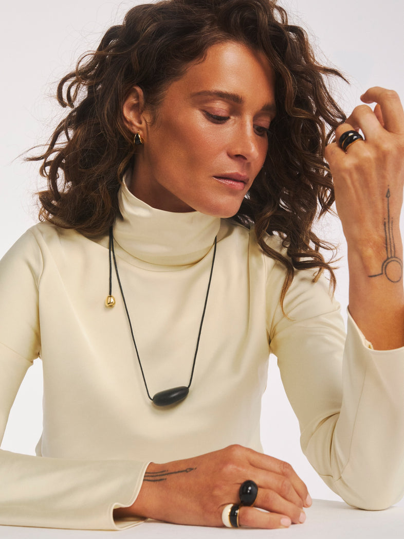  Naszyjnik na czarnym rzemyku z czarną zawieszką z żywicy w secie z pierścionkami z czarną i białą emalią w wersji mini i XL 