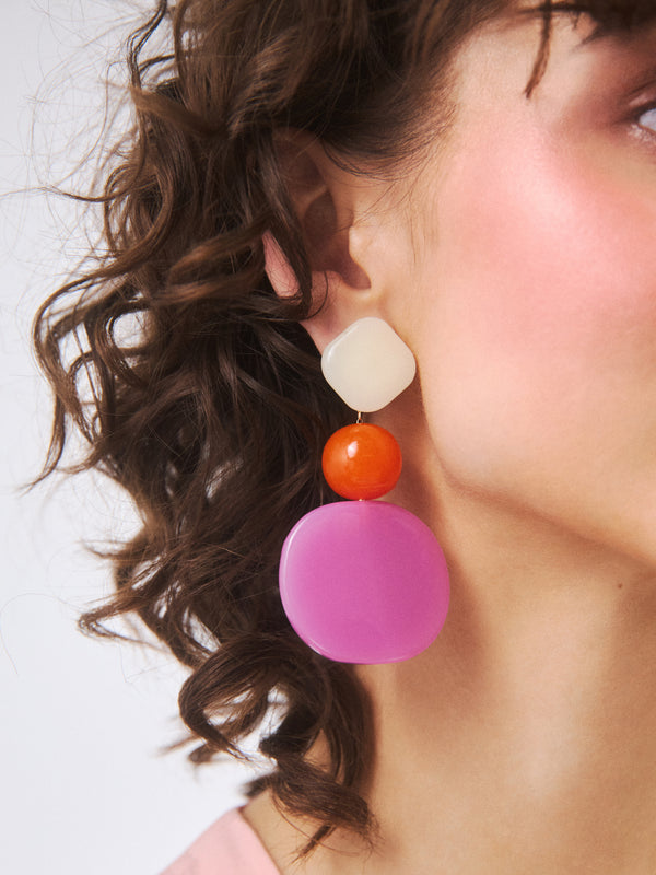 Biało-pomarańczowo-różowe kolczyki o geometryczej formie