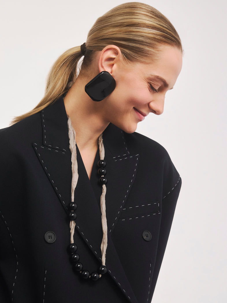  Duże kwadratowe kolczyki z czarnej żywicy w kolekcji Splash w secie z koralami na wstążce 