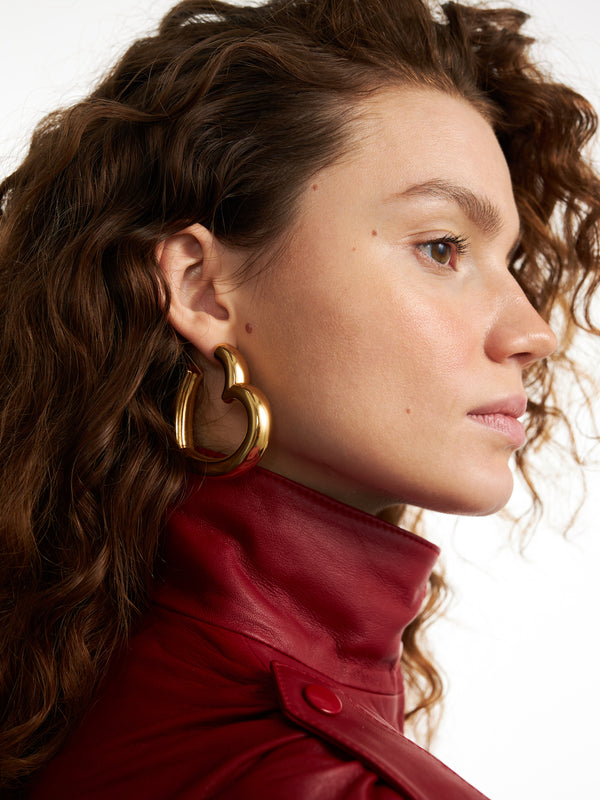 Duże pozłacane kolczyki serca HEART MAXI - stylizacja jako statement piece