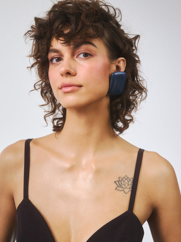 Wielkie kolczyki wykonane z żywicy epoksydowej o szarym kolorze