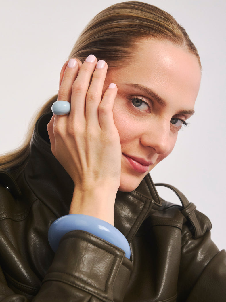  Duży pozłacany pierścionek z błękitną emalią Viva XL w secie z bransoletką bangle z żywicy 