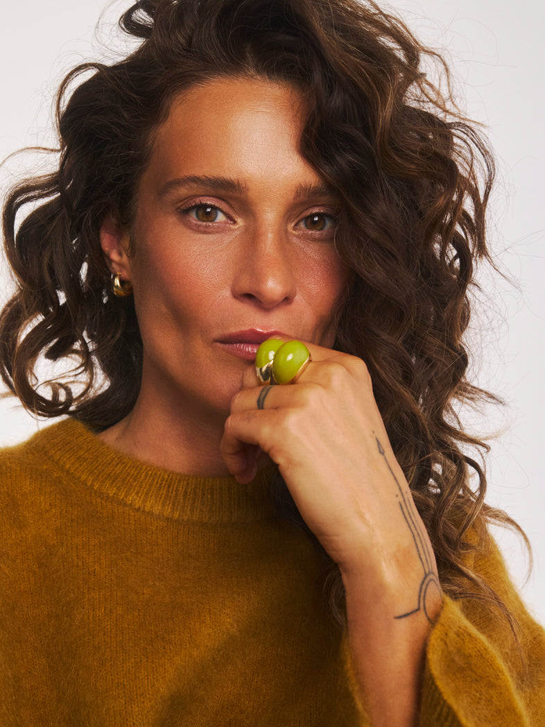  Duży pozłacany pierścionek z oliwkowo-zieloną emalią w Berries 