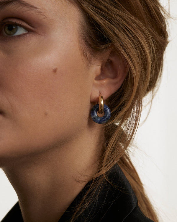 Stylizacja z pozłacanymi kolczykami z lapis lazuli 