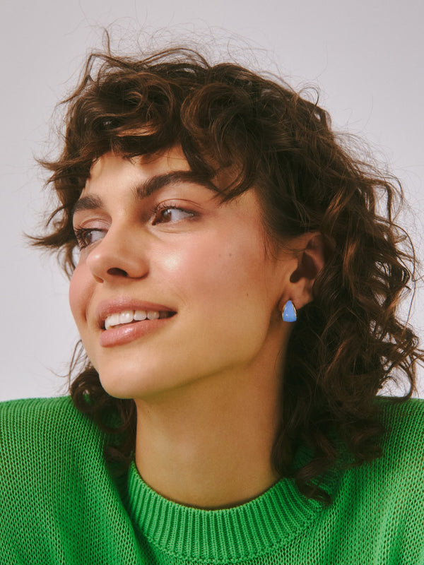 Stylizacja z pozłacanymi kolczykami z niebieską emalią 