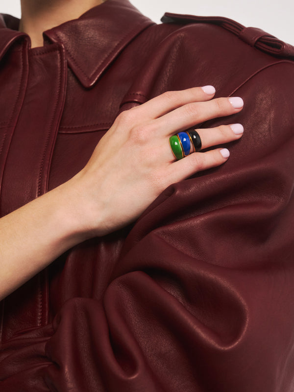 Set małych pierścionków pozłacanych z różnymi kolorami emalii noszonych na jednym palcu w kolekcji Berries