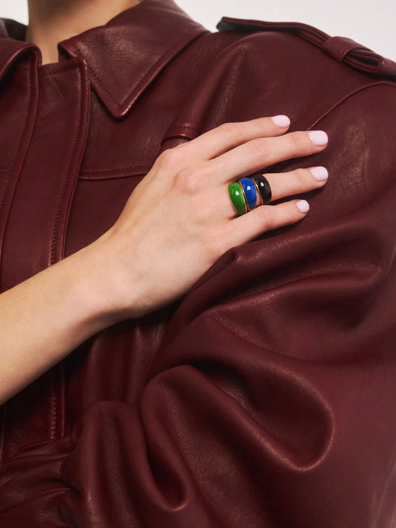  Set małych pierścionków pozłacanych z różnymi kolorami emalii noszonych na jednym palcu w kolekcji Berries 