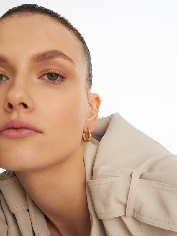 Małe pozłacane kolczyki kółka Eternal no. 10 - modelka w płaszczu