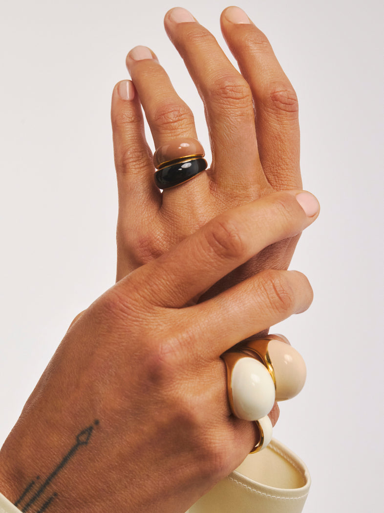  Mały pozłacany pierścionek z brązową emalią w kolekcji Viva Mini od Berries  w secie biżuterii z czarnym małym pierścionkiem i dwoma dużymi w jasnych odcieniach emalii 